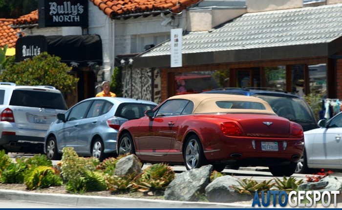 10. Bentley Continental GTC Thông số cơ bản: Tốc độ tối đa312 km/h Tăng tốc từ 0-100 km/h 4.80 s Trọng lượng 2485 kg