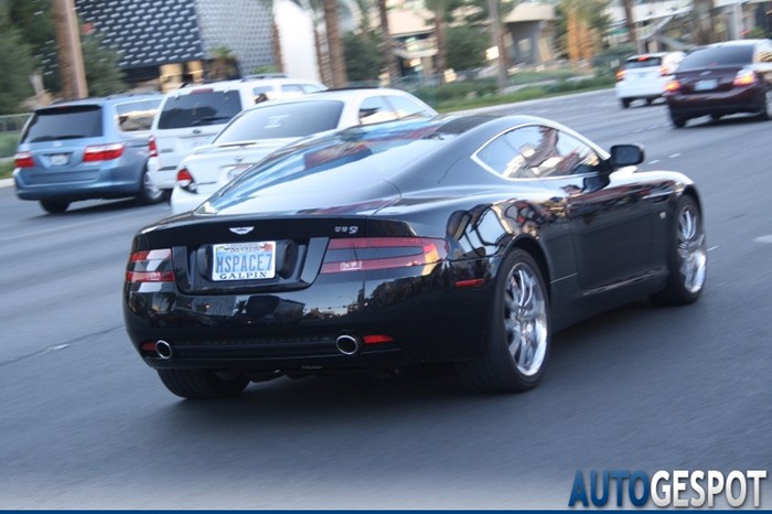 11.Aston Martin DB9 Thông số cơ bản: Tốc độ tối đa 306 km/h Tăng tốc từ 0-100 km/h 4.80 s Trọng lượng1710 kg