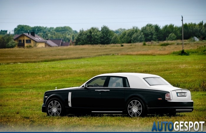 14. Rolls-Royce Phantom Mansory Conquistador Thông số cơ bản: Tốc độ tối đa 270 km/h Tăng tốc từ 0-100 km/h 5.60 s Trọng lượng 2500 kg