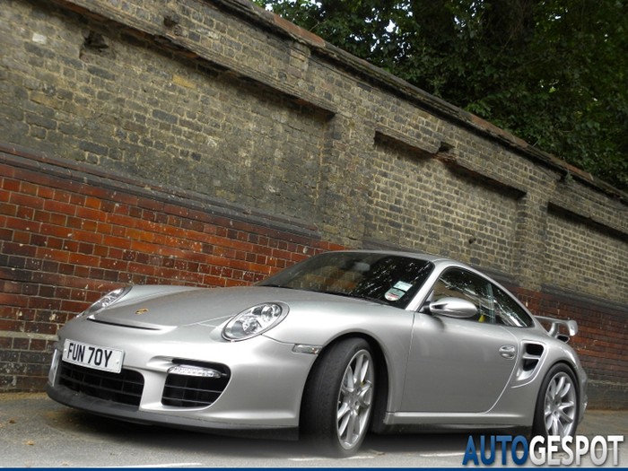 6. Porsche 997 GT2 Thông số cơ bản: Tốc độ tối đa 329 km/h Tăng tốc từ 0-100 km/h 3.40 s Trọng lượng1440 kg