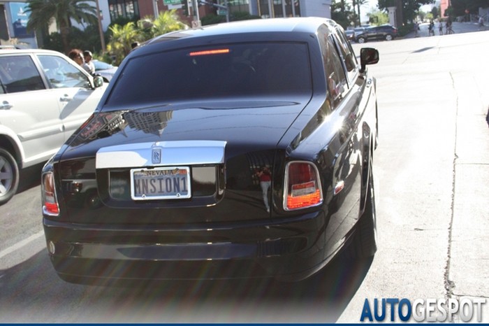 8.Rolls-Royce Phantom Thông số cơ bản: Tốc độ tối đa 240 km/h Tăng tốc từ 0-100 km/h 5.90 s Trọng lượng2485 kg