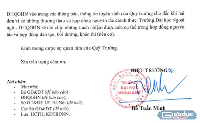 Văn bản yêu cầu Trường Trung cấp Cộng đồng Hà Nội đính chính thông tin tuyển sinh do Trường Đại học Ngoại ngữ gửi ngày 11/10/2016. Ảnh Bảo Nam.