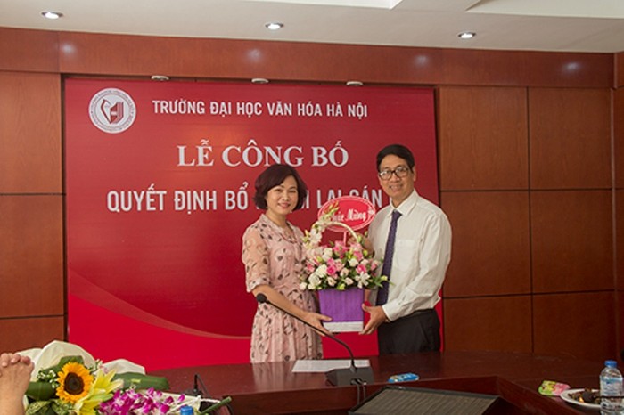 Ông Nguyễn Văn Cương (áo trắng) Hiệu trưởng Trường Đại học Văn hóa Hà Nội trong buổi lễ công bố quyết định bổ nhiệm lại cán bộ. Ảnh huc.edu.vn