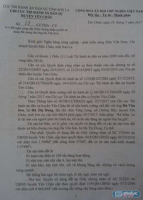 Trong buổi làm việc với phóng viên, ông Nguyễn Hữu Cửu khẳng định chỉ nhận được văn bản số 39/CCTHA-CV ngày 10/07/2017 về việc đề nghị cung cấp giấy chứng nhận quyền sử dụng đất mang tên ông Hà Văn Sơn của Chi cục Thi hành án dân sự huyện Yên Châu chứ không hề nhận được bất kỳ thông báo nào liên quan đến việc cưỡng chế kê biên tài sản nhà ông Hà Văn Sơn. Ảnh Trần Việt.