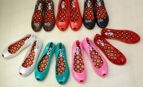 Với đặc trưng làm từ chất liệu nhựa dẻo nên giày đi mưa thường có rất nhiều màu sắc đa dạng, thời trang