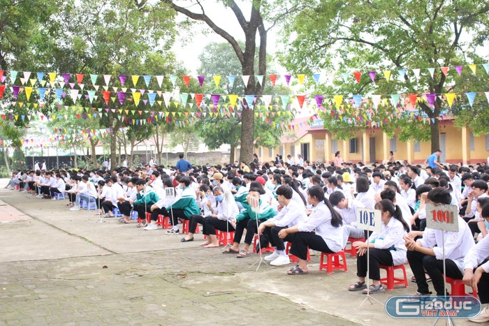 Gần 900 học sinh trường Trung học phổ thông Hiệp Hoà số 6 "đội nắng" nghe Giáo sư Nguyễn Lân Dũng trò chuyện. Ảnh: Trung Dũng