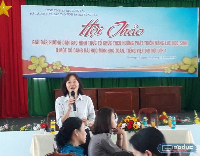 Cô Nguyễn Thị Mộng Thu - Phó trưởng phòng Giáo dục Mầm non, Tiểu học diễn thuyết trong một chương trình hội thảo được Sở Giáo dục Vũng Tàu tổ chức. Ảnh: NVCC