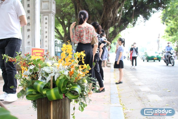 Ngoài những lãng hoa tươi như thế này, một số phụ huynh còn chuẩn bị thêm các đồ lễ khác phục vụ cho việc cầu khấn cho con.