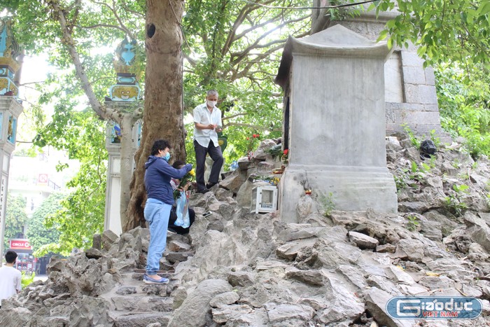 Ở Tháp bút các phụ huynh còn trèo lên chân tháp để dâng lễ, dù nội quy ở đây ghi rõ &quot;cấm trèo lên chân tháp&quot;