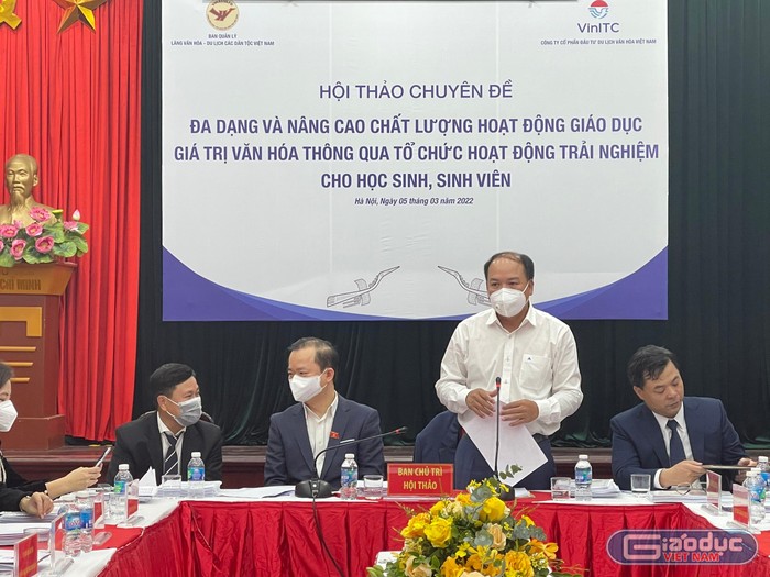 Ông Trịnh Ngọc Chung, Quyền trưởng ban quản lý Làng Văn hoá – Du lịch các dân tộc Việt Nam phát biểu trước khi kết thúc hội thảo. Ảnh: Trung Dũng