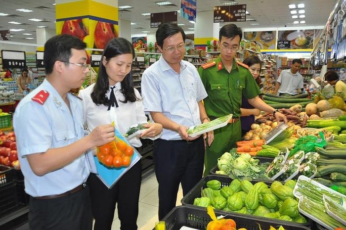 Đoàn của Chi cục An toàn vệ sinh thực phẩm Long An tại một đợt tăng cường kiểm tra chất lượng thực phẩm trong “Tháng hành động vì an toàn thực phẩm” năm 2021. Ảnh: vfa.gov.vn