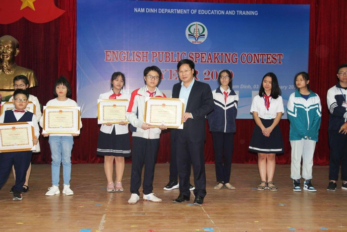 Trao giải cho học sinh đạt giải Nhất cấp tỉnh trong Hội thi Hùng biện tiếng Anh năm 2020 tại Nam Định. Ảnh: Phòng Giáo dục thành phố Nam Định