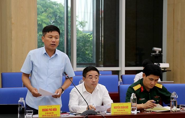 Ông Hoàng Phú Hiền - Giám đốc Sở Giao thông vận tải báo cáo lãnh đạo tỉnh Nghệ An trong buổi họp chuyên đề tháng 6. Ảnh: nghean.gov.vn