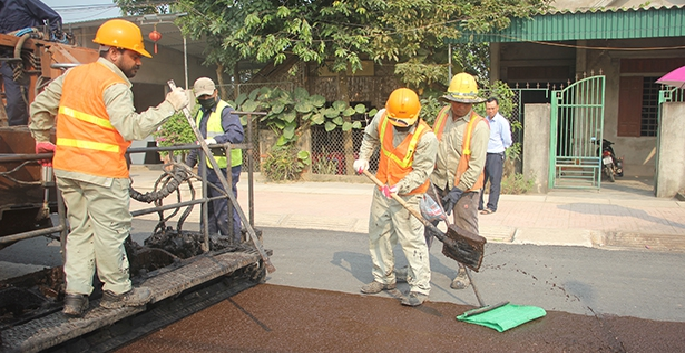 Các công nhân thi công đang sử dụng công nghệ lớp phủ Micro Sufacing trên tuyến đường Phú – Tân Xuân. Ảnh: Sogtvt.hatinh.gov.vn