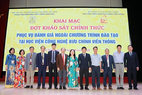 Đại diện đoàn Đánh giá ngoài chụp ảnh lưu niệm cùng tập thể Lãnh đạo Học viện Công nghệ Bưu chính Viễn thông. Ảnh: portal.ptit.edu.vn