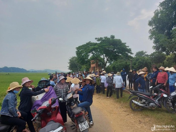 Rất đông người dân tập trung trước cổng trường Trung học cơ sở Khai Lạng, cơ sở tại xã Lạng Sơn để phản đối việc sáp nhập trường trong ngày 7/9. Ảnh: Báo Nghệ An