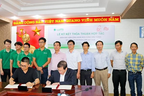 Đại diện hai bên ký kết hợp tác. Ảnh: Học viện Công nghệ Bưu chính Viễn thông