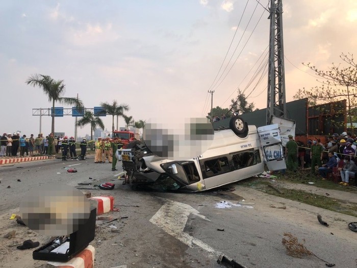 Hiện trường vụ tai nạn giao thông nghiêm trọng ở Quảng Nam. Ảnh: Báo Nhân dân