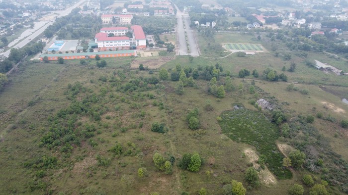 Phần đất chậm tiến độ trong giai đoạn 2 của Dự án Trường Đại học Công nghệ Vạn Xuân được Ủy ban nhân dân tỉnh Nghệ An chỉ đạo thu hồi. Phía xa là các cơ sở đã đi vào hoạt động nằm trong giai đoạn 1 của dự án (ảnh chụp ngày 5/2). Ảnh: Trung Dũng