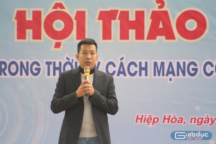 &quot;Anh Chánh Văn&quot; - nhà văn Hoàng Anh Tú trò chuyện trong buổi hội thảo. Ảnh: Trung Dũng