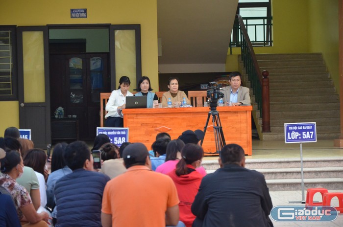 Cô Bùi Thị Hường - Hiệu trưởng Trường Tiểu học Tân Dân (ngồi thứ 3 bên trái) trong buổi đối thoại với các phụ huynh vào sáng ngày 17/3. Ảnh: Phụ huynh cung cấp