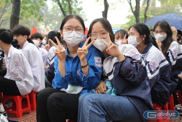 Học sinh Trường Trung học phổ thông Hiệp Hòa số 4 hào hứng, phấn khích chào đón vị diễn giả. Ảnh: Trung Dũng