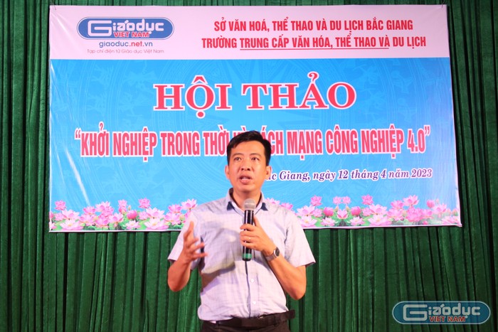 Nhà văn Hoàng Anh Tú chia sẻ những câu chuyện lý thú trong buổi hội thảo. Ảnh: Trung Dũng