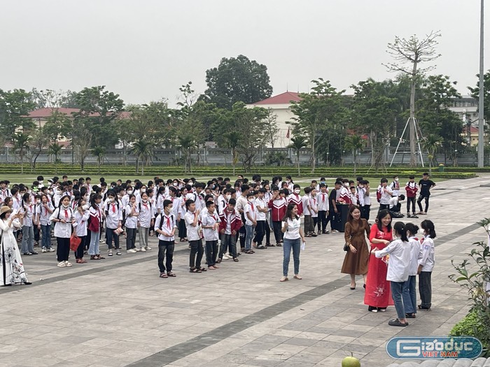 Học sinh Bắc Giang tham gia hoạt động trải nghiệm tại Đền Xương Giang (thành phố Bắc Giang). Ảnh: Trung Dũng