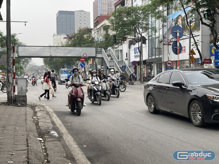 Sinh viên băng sang đường ngay ngã ba trước cổng Học Viện Ngân hàng, cạnh đó là cầu vượt bộ hành. Người dân khu vực này cho biết, vị trí này thường xảy ra tai nạn giữa người đi bộ với xe máy cố tình vượt đèn đỏ.