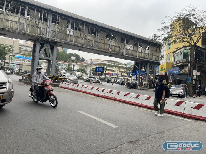 Khu vực cầu vượt đi bộ đặt tại ngã ba Bạch Mai - Lê Thanh Nghị, gần các trường như Đại học Bách khoa Hà Nội, Trường Đại học Xây dựng, Trường Đại học Kinh tế Quốc dân cũng rất dễ dàng bắt gặp hình ảnh sinh viên sang đường bằng cách đi dưới lòng đường.