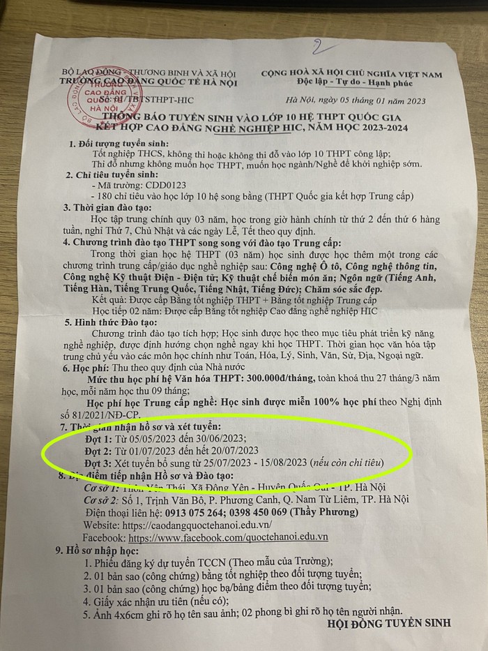 Nhân viên gửi thông báo tuyển sinh cho phóng viên ngày 26/4. Theo đó, thời gian nhận hồ sơ và xét tuyển trong Thông báo tuyển sinh vào lớp 10 của Trường Cao đẳng Quốc tế Hà Nội muộn nhất đến ngày 15/8/2023. Trong khi đó, ngày 24/4 Sở Giáo dục và Đào tạo thành phố Hà Nội công bố thì Trường Cao đẳng Quốc tế Hà Nội nằm trong danh sách cơ sở giáo dục chưa đủ điều kiện tuyển sinh vào lớp 10. Ảnh: Nhân viên tư vấn tuyển sinh cung cấp ngày 26/4