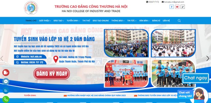 Thông tin quảng cáo tuyển sinh vào lớp 10 nằm ngay trên trang chủ website nhà trường. Ảnh chụp màn hình trang web ngày 27/4