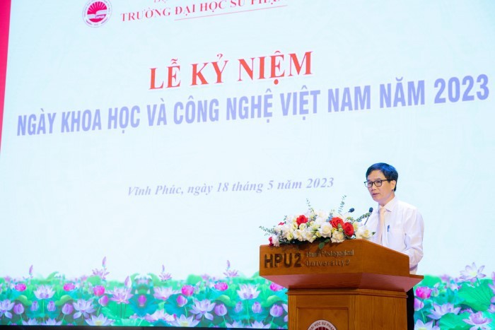 Tiến sĩ Bùi Kiên Cường - Phó Bí thư Đảng ủy, Phó Hiệu trưởng, Chủ tịch Công đoàn trường trình bày diễn văn khai mạc.