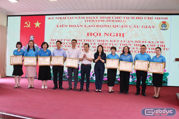 Đại diện Liên đoàn Lao động thành phố Hà Nội và quận Ủy quận Cầu Giấy trao bằng khen cho các cá nhân. Ảnh: Trung Dũng