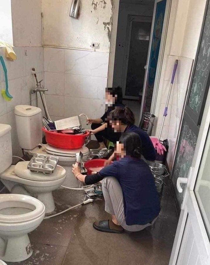 Hình ảnh các khay đựng thức ăn được rửa trong nhà vệ sinh. Ảnh: facebook V.U