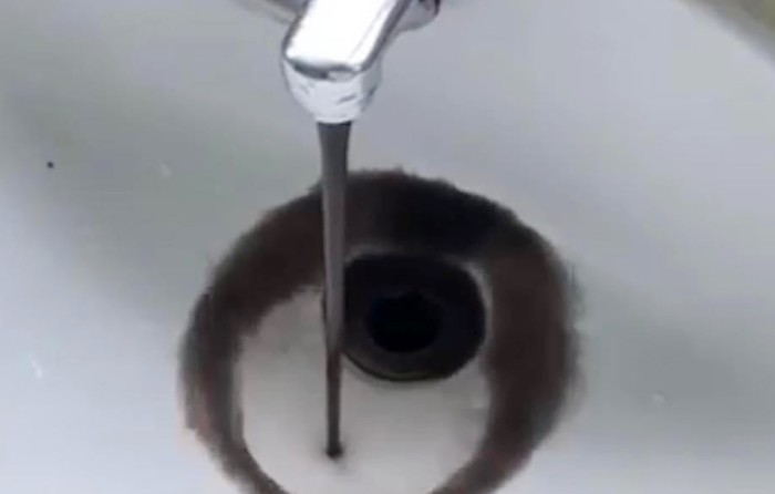 Nước đen ngòm chảy ra từ vòi chậu rửa mặt. Ảnh: facebook V.U