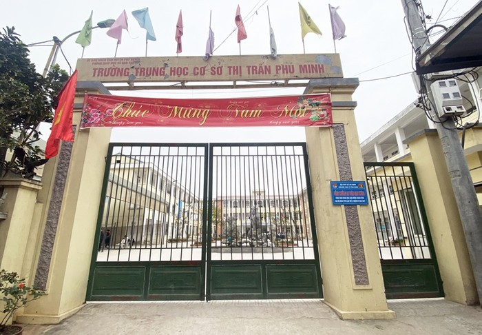 Trường Trung học cơ sở Phú Minh, huyện Phú Xuyên nơi cô T.T.D - Hiệu phó nhà trường, bị kỷ luật về Đảng bằng hình thức khiển trách vì bị có đơn thư &quot;tố&quot; ngoại tình với người có gia đình. Ảnh: CTV