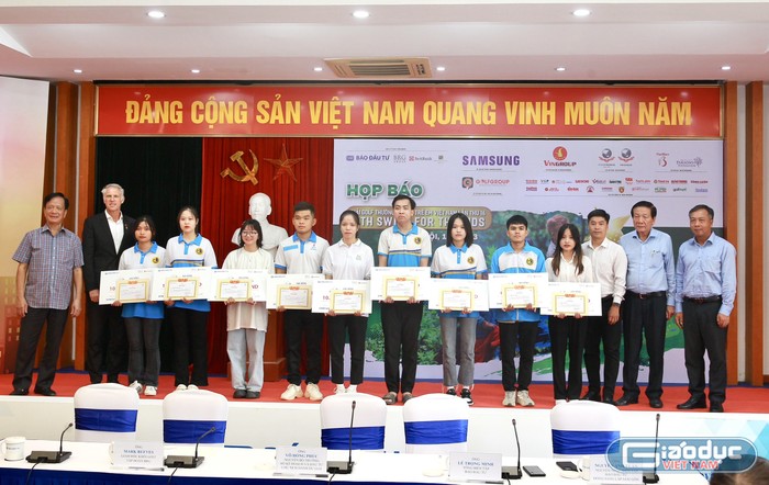 Trao học bổng cho học sinh, sinh viên có hoàn cảnh khó khăn vươn lên trong học tập. Ảnh: T.D