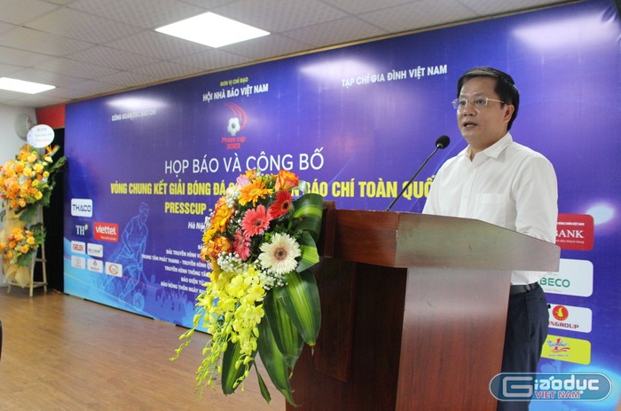 Nhà báo Hồ Minh Chiến - Tổng biên tập Tạp chí Gia đình Việt Nam - Trưởng ban tổ chức Giải bóng đá các cơ quan báo chí toàn quốc phát biểu khai mạc. Ảnh: Trung Dũng