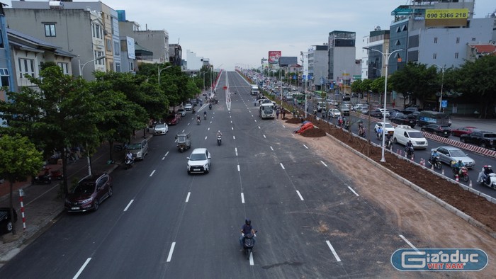 Phía đầu cầu bên quận Long Biên, các hạng mục cũng đang được gấp rút thi công. Ảnh: T.D