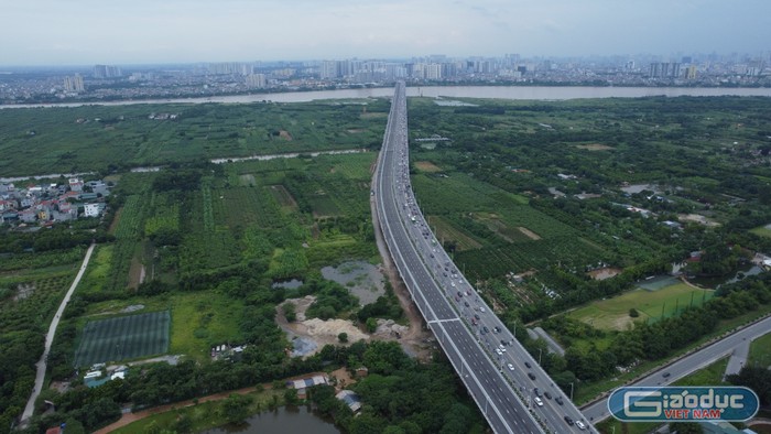 Cầu Vĩnh Tuy 2 nằm song song với cầu Vĩnh Tuy 1. Sau khi khánh thành giao thông trên Cầu Vĩnh Tuy 2 sẽ được tổ chức một chiều theo hướng nội thành ra ngoại thành, còn cầu Vĩnh Tuy 1 theo hướng ngược lại. Ảnh: Trung Dũng