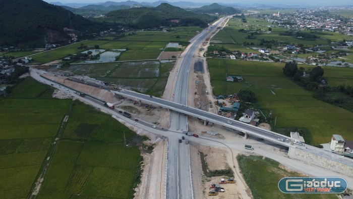 Tại một điểm giao cắt dự án cao tốc đoạn Nghi Sơn - Diễn Châu với Quốc lộ 48 (trên địa phận tỉnh Nghệ An) phần nền đường cao tốc cơ bản đã hoàn thiện, các hạng mục kết nối đang được các công nhân khẩn trương thi công. Ảnh: Trung Dũng