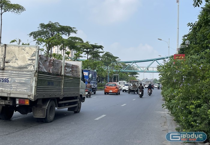 Hướng đi từ đường Cổ Linh để các phương tiện rẽ phải vào đường Đàm Quang Trung trước Trung tâm thương mại Aeon Mall luôn trong tình trạng đông đúc. Ảnh: Trung Dũng