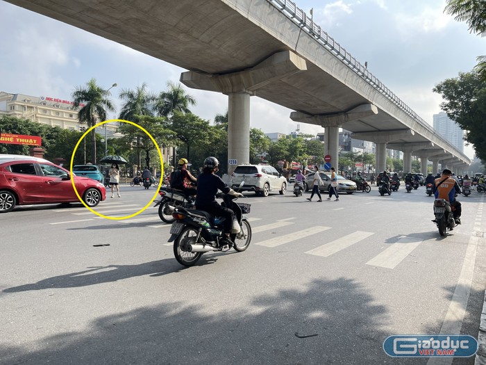 Thời điểm phóng viên ghi nhận, sinh viên trong ô khoanh màu vàng loay hoay mãi mới sang đường được. Dù lúc này đường Hồ Tùng Mậu trước cổng Trường Đại học Thương Mại không quá đông nhưng tốc độ di chuyển của các phương tiện là khá nhanh nên nếu không chú ý quan sát rất dễ xảy ra va chạm giao thông.