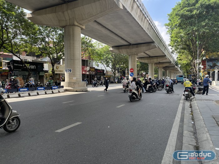 Vì khu vực này chưa lắp đặt cầu vượt dành cho người đi bộ, lại gần sát ngã tư nên ngoài hình ảnh sinh viên băng qua đường thì còn dễ dàng bắt gặp hình ảnh sinh viên đi xe máy nối đuôi nhau để sang hướng ngược lại.