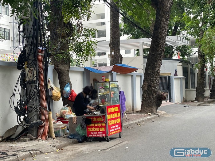 Quầy hàng thịt xiên, xúc xích nướng tại cổng phụ của một trường tiểu học ở khu vực quận Đống Đa (Hà Nội). Ảnh: Trung Dũng