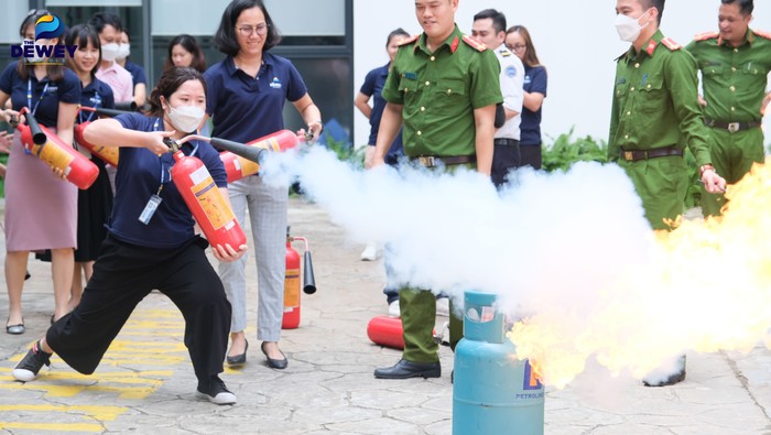 Cán bộ, giáo viên nhà trường được tham gia các buổi huấn luyện phòng cháy chữa cháy. Ảnh: NTCC