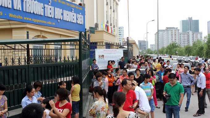 Hàng dài phụ huynh sốt ruột đợi con kín cổng trường ngay sau ngày thi đầu tiên vào lớp 1 tại Trường tiểu học Nguyễn Siêu, Hà Nội