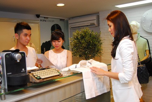 Tăng Thanh Hà mua tặng Louis một chiếc áo sơ mi trắng thương hiệu Kin concept.