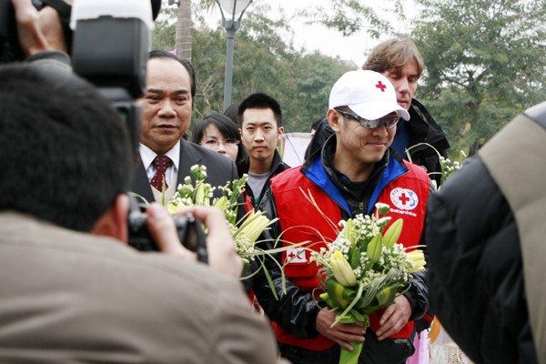 Sau khi đến Việt Nam và nghỉ ngơi trong một ngày, chiều ngày 21/1/2011, Lý Liên Kiệt thăm trụ sở Trung Ương hội chữ thập đỏ Việt Nam. Sáng ngày 22/1, ngôi sao phim 'Vua Kungfu' cùng tham gia phát động hiến máu trong chương trình Lễ hội Xuân Hồng diễn ra tại công viên Tuổi Trẻ Hà Nội.(Ảnh: Dân Việt)